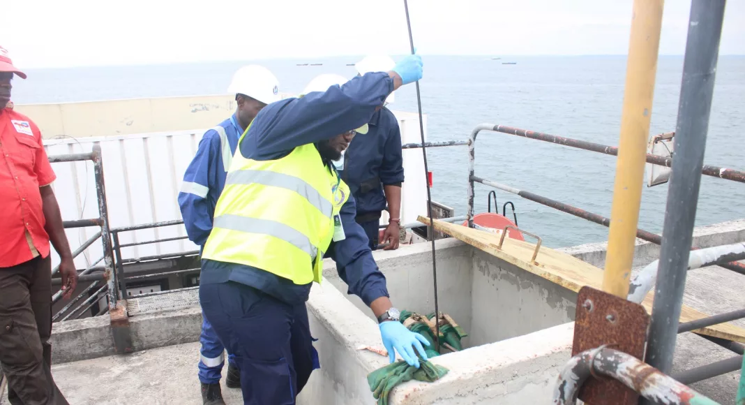 Les agents de la DGEL en plein contrôle dans une station-service à Port-Gentil.