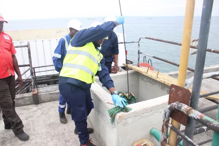 Les agents de la DGEL en plein contrôle dans une station-service à Port-Gentil.