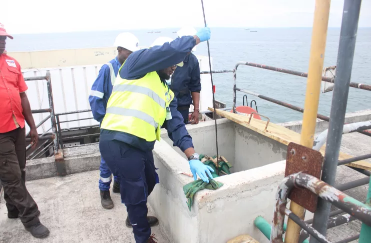 WhatsApp Image 2025-08-05 at 21.42.51 Les agents de la DGEL en plein contrôle dans une station-service à Port-Gentil.