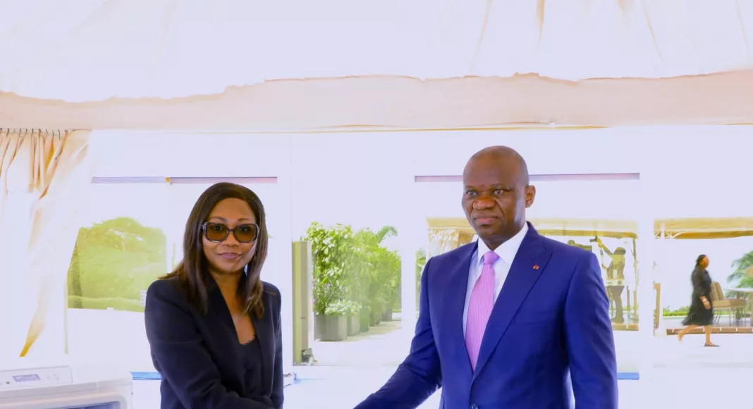 Poignée de main fraternelle entre le Président Oligui Nguema et la ministre centrafricaine Sylvie Baïpo-Témon.