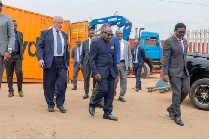 Le Ministre Philippe Tonangoye lors de la réception officielle du matériel destiné aux centrales électriques de 18 localités.