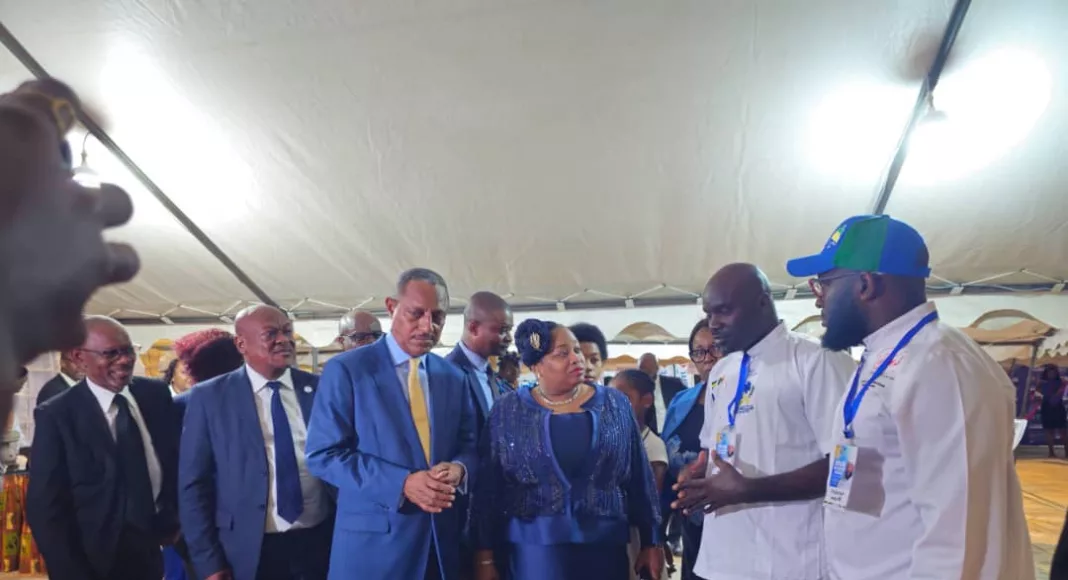 La ministre d’Etat Camélia Ntoutoume Leclercq et le ministre du Tourisme, Pascal Ogowet Siffon devant un buffet de mets gabonais