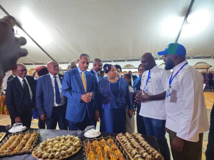 La ministre d’Etat Camélia Ntoutoume Leclercq et le ministre du Tourisme, Pascal Ogowet Siffon devant un buffet de mets gabonais