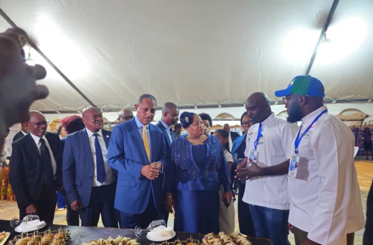 La ministre d’Etat Camélia Ntoutoume Leclercq et le ministre du Tourisme, Pascal Ogowet Siffon devant un buffet de mets gabonais