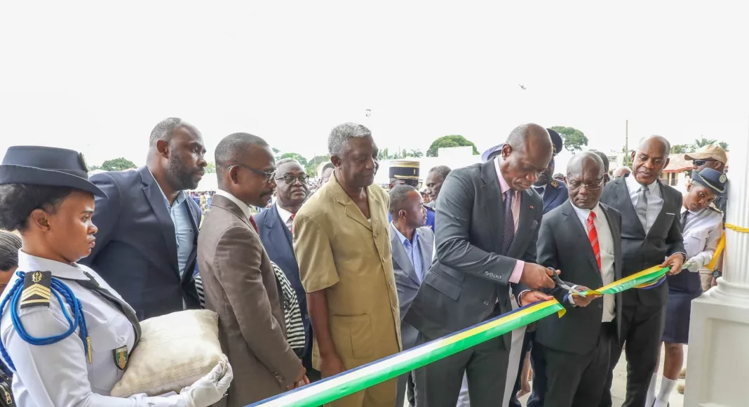 Le président Brice Clotaire Oligui Nguema, procédant à la coupure symbolique du ruban marquant l’inauguration officielle du complexe administratif moderne de Ndendé, en présence des autorités et invités. »