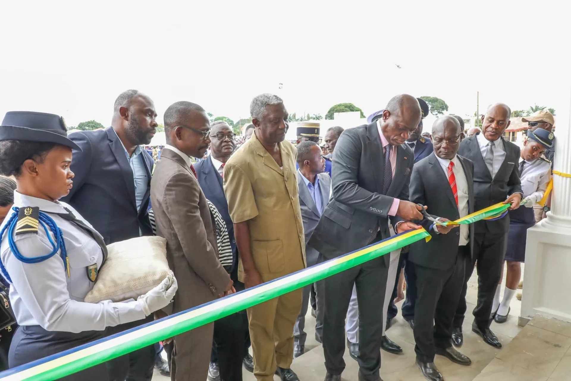 Le président Brice Clotaire Oligui Nguema, procédant à la coupure symbolique du ruban marquant l’inauguration officielle du complexe administratif moderne de Ndendé, en présence des autorités et invités. »