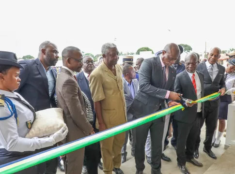 Le président Brice Clotaire Oligui Nguema, procédant à la coupure symbolique du ruban marquant l’inauguration officielle du complexe administratif moderne de Ndendé, en présence des autorités et invités. »