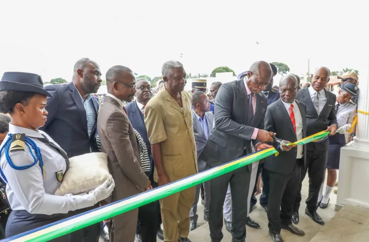 Le président Brice Clotaire Oligui Nguema, procédant à la coupure symbolique du ruban marquant l’inauguration officielle du complexe administratif moderne de Ndendé, en présence des autorités et invités. »