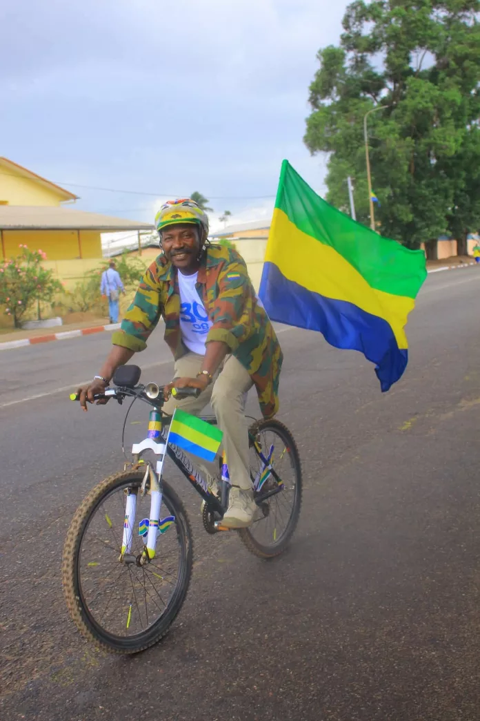 Dans tout le pays, comme ici à Port-Gentil, les Gabonais ont arboré les couleurs nationales avec fierté ce 9 août.