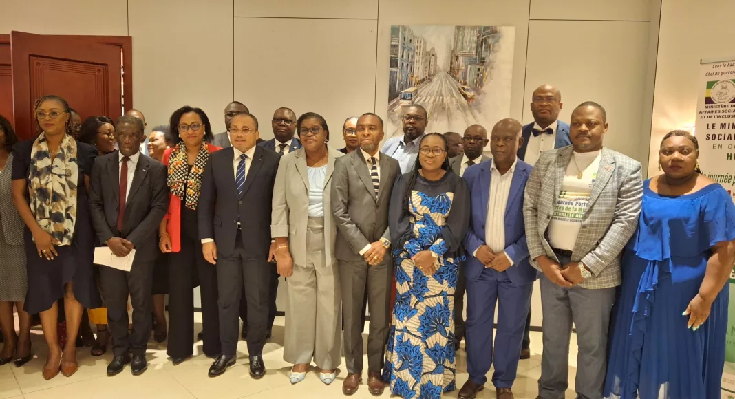 Photo de groupe des participants à la journée portes ouvertes sur la mutualité et la protection sociale à Libreville.