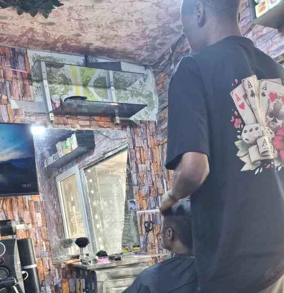 Les nationaux auront désormais la priorité sur les commerces de proximité tels que les salons de coiffeur.