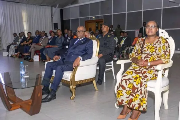 Hugues Alexandre Barro Chambrier et Nadine Nathalie Awanang à l’ouverture des assises.