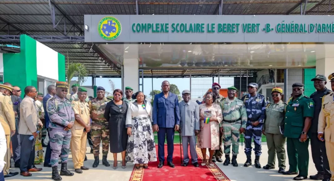 Le président Oligui Nguema accompagné de quelsques membres du gouvernement et des invités devant le nouveau complexe.