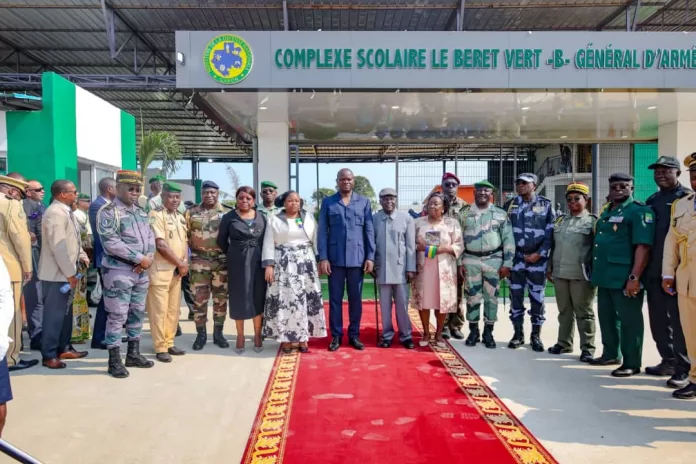 Le président Oligui Nguema accompagné de quelsques membres du gouvernement et des invités devant le nouveau complexe.