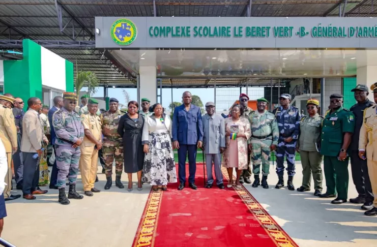 Le président Oligui Nguema accompagné de quelsques membres du gouvernement et des invités devant le nouveau complexe.
