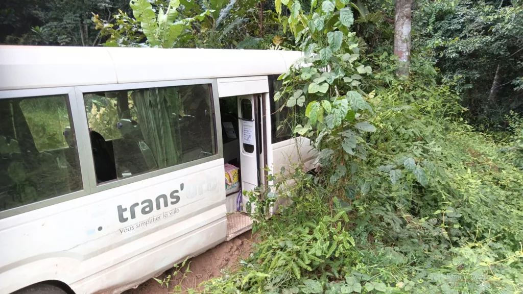 Gabon : Un bus de Trans-Urb fait une sortie de route dans le Moyen-Ogooué
