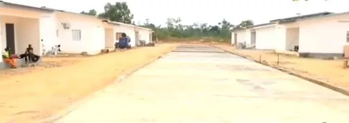 Hermann Immongault inspecte les chantiers de Koulamoutou