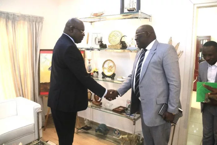 Les auteurs d’injures et de diffamation en ligne, impliqués dans les tensions entre le Gabon et le Bénin, sont désormais dans le collimateur de la justice.Les auteurs d’injures et de diffamation en ligne, impliqués dans les tensions entre le Gabon et le Bénin, sont désormais dans le collimateur de la justice