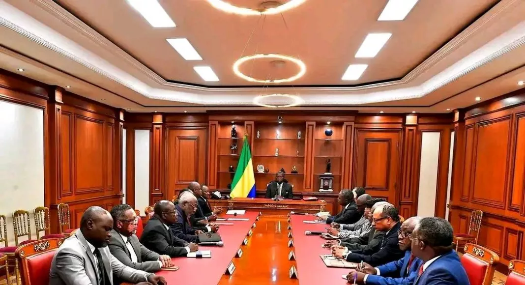 Brice Clotaire Oligui Nguéma et la Commission nationale lors de leur rencontre.