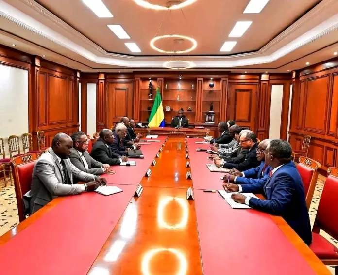 Brice Clotaire Oligui Nguéma et la Commission nationale lors de leur rencontre.