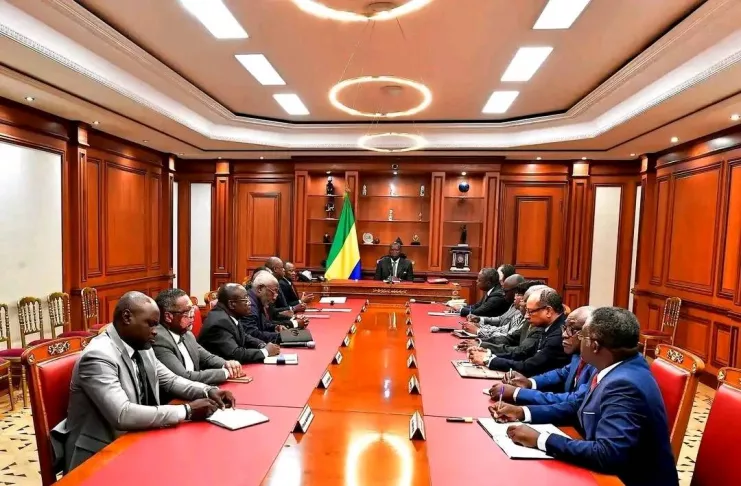 Brice Clotaire Oligui Nguéma et la Commission nationale lors de leur rencontre.