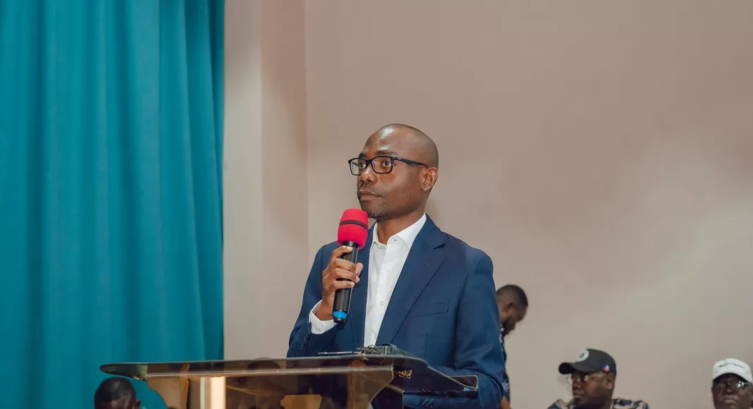 Mays Mouissi lors de sa prise de parole.