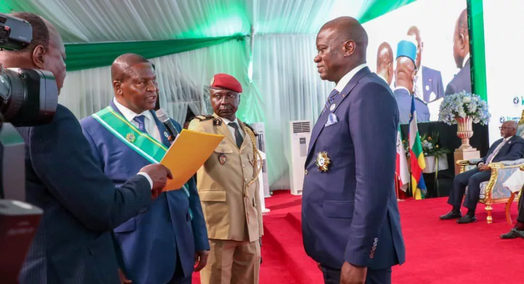 Brice Clotaire Oligui Nguema élevé au rang de Grand Commandeur dans l’Ordre du Mérite Communautaire par le président centrafricain.