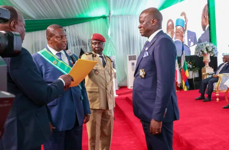 Brice Clotaire Oligui Nguema élevé au rang de Grand Commandeur dans l’Ordre du Mérite Communautaire par le président centrafricain.