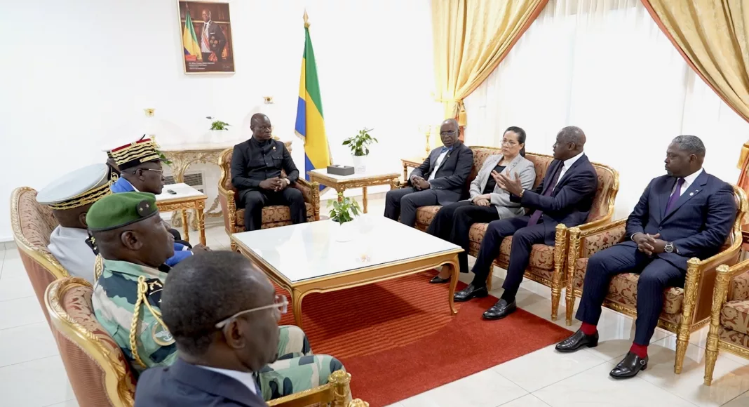 Le président Brice Oligui Nguema à l'écpute du ministre Hermann Immongault.