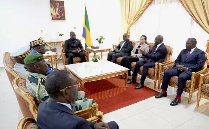 Le président Brice Oligui Nguema à l'écpute du ministre Hermann Immongault.
