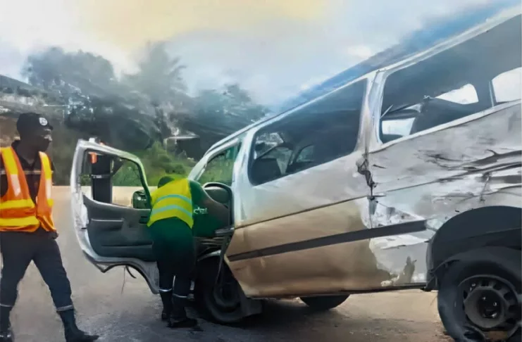 L'état du taxi-bus après l'accident.