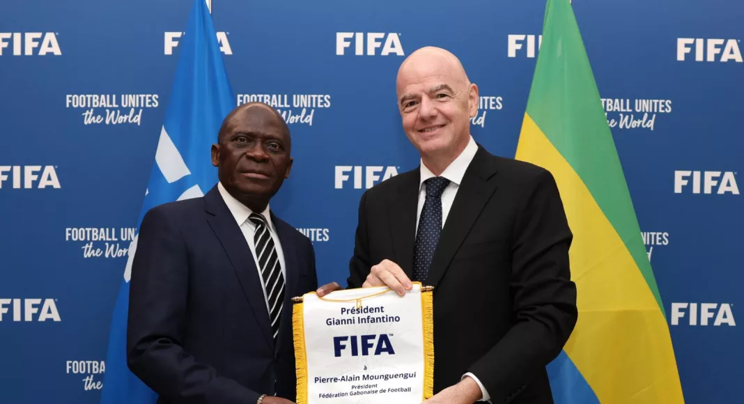 Pierre Alain Mounguengui et Gianni Infantino lors de leur rencontre à Rabat.