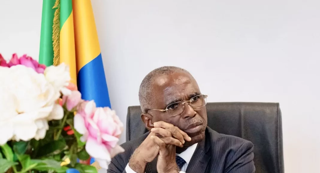François Ndong Obiang est rattrapé par une crise interne à son parti, Réagir. Son passé de juriste intransigeant est désormais mis à l'épreuve, sa place au gouvernement remise en question.