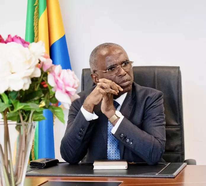 François Ndong Obiang est rattrapé par une crise interne à son parti, Réagir. Son passé de juriste intransigeant est désormais mis à l'épreuve, sa place au gouvernement remise en question.