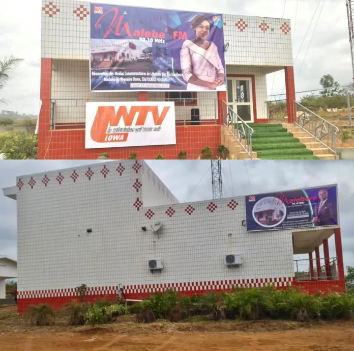 Après douze ans de fermeture, le bâtiment de Malébé FM à Lébamba a été modernisé pour accueillir le retour de la station communautaire, un événement très attendu.