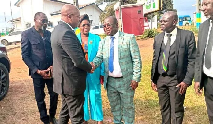 Le ministre du Travail en pleine visite au service départemental du travail de Mougoutsi dans la province de la Nyanga.