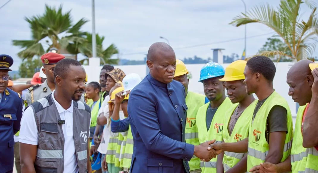 Brice Clotaire Oligui Nguema, président de la République saluant les travailleurs de l'entreprise MN-Industries.