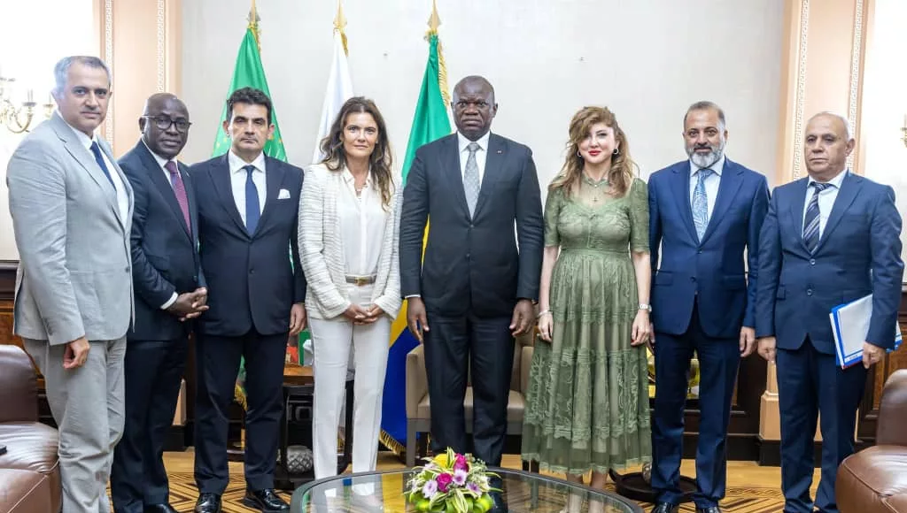 Brice Clotaire Oligui Nguema posant avec la délégation du groupe GULSAN.