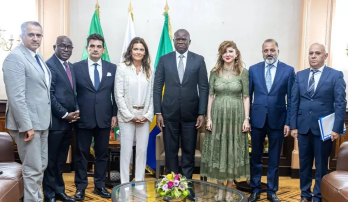 Brice Clotaire Oligui Nguema posant avec la délégation du groupe GULSAN.