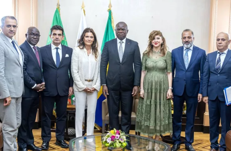Brice Clotaire Oligui Nguema posant avec la délégation du groupe GULSAN.