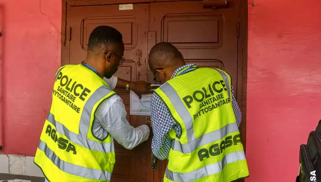 Les agents de l’AGASA apposent des scellés sur l’un des trois restaurants fermés dans le quartier Lalala, suite à des manquements graves aux normes d’hygiène.