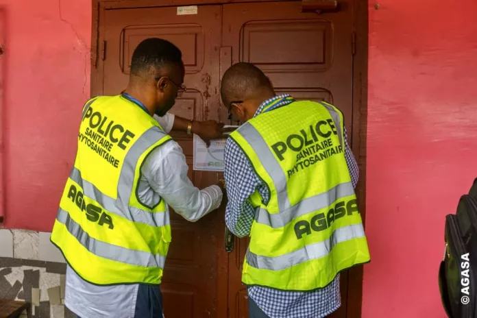 Les agents de l’AGASA apposent des scellés sur l’un des trois restaurants fermés dans le quartier Lalala, suite à des manquements graves aux normes d’hygiène.