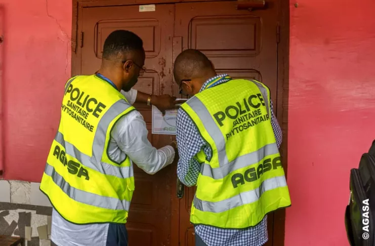Les agents de l’AGASA apposent des scellés sur l’un des trois restaurants fermés dans le quartier Lalala, suite à des manquements graves aux normes d’hygiène.