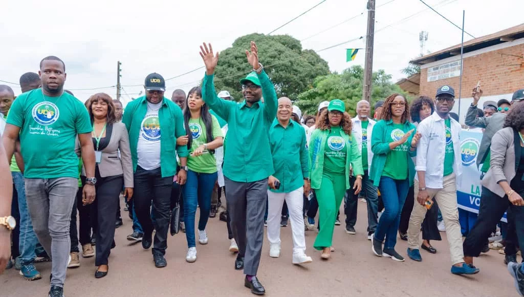 Le Secrétaire Général Mays Mouissi, entouré de ses équipes, à Makokou. Une mobilisation réussie qui donne le ton pour la grande étape de demain à Port-Gentil.