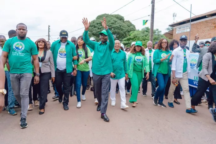 Le Secrétaire Général Mays Mouissi, entouré de ses équipes, à Makokou. Une mobilisation réussie qui donne le ton pour la grande étape de demain à Port-Gentil.