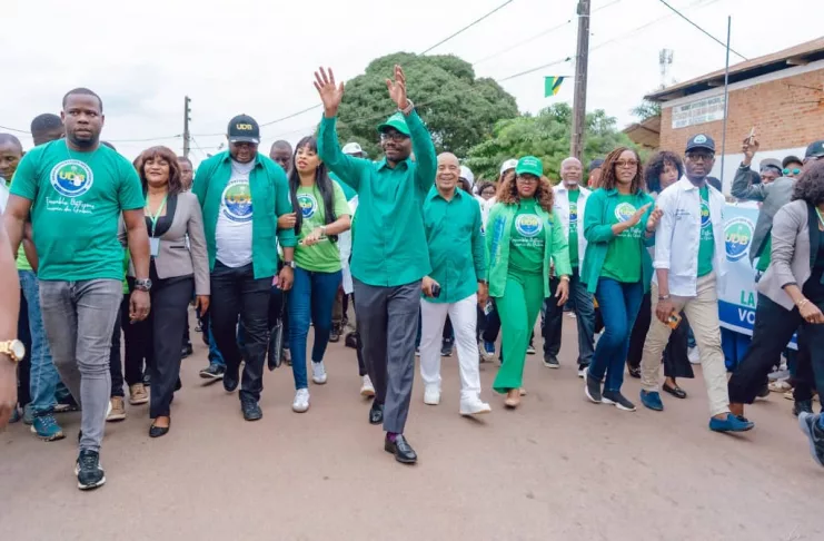 Le Secrétaire Général Mays Mouissi, entouré de ses équipes, à Makokou. Une mobilisation réussie qui donne le ton pour la grande étape de demain à Port-Gentil.