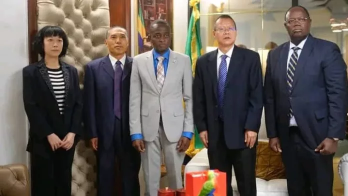 Le ministre du pétrole et du gaz entouré de la délégation CNOOC Gabon.