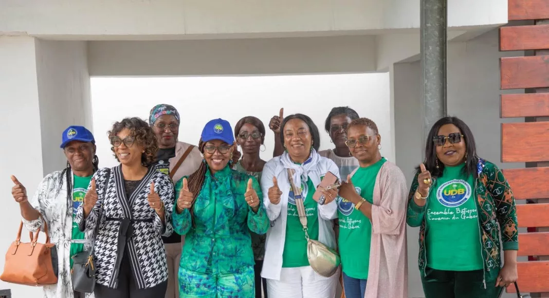Laurence Ndong et quelques bâtisseuses à Port-Gentil.