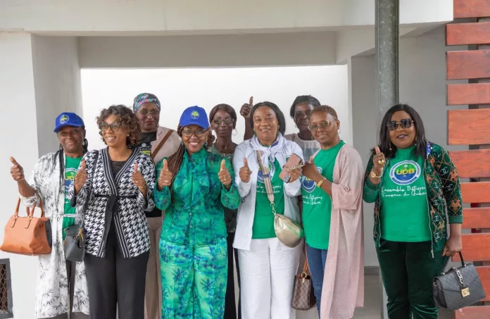 Laurence Ndong et quelques bâtisseuses à Port-Gentil.