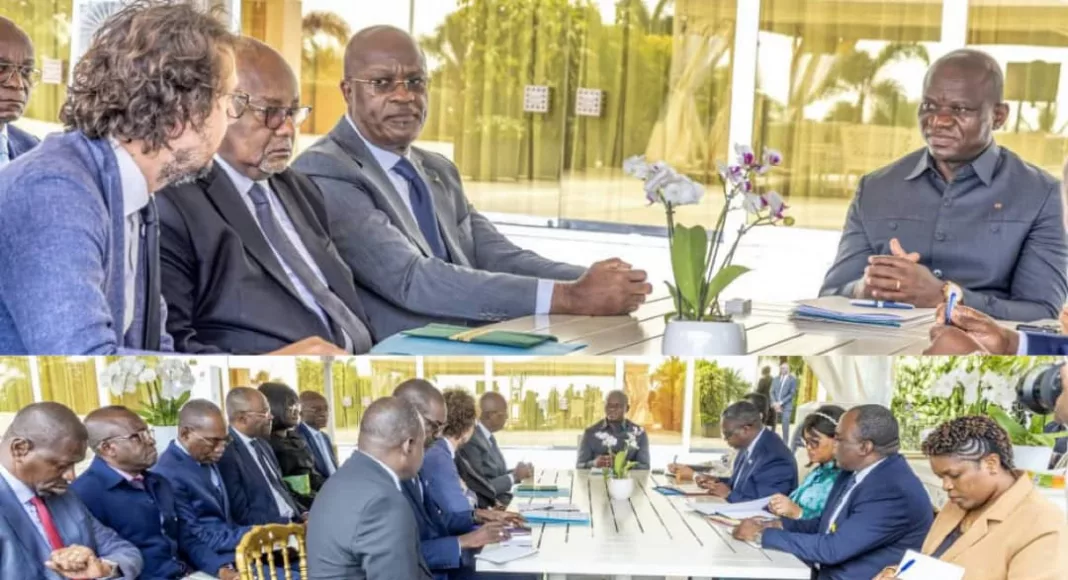 Le président Oligui Nguema, entouré des ministres de la Justice et de la Communication, s'entretient avec la délégation de RSF et des patrons de presse.